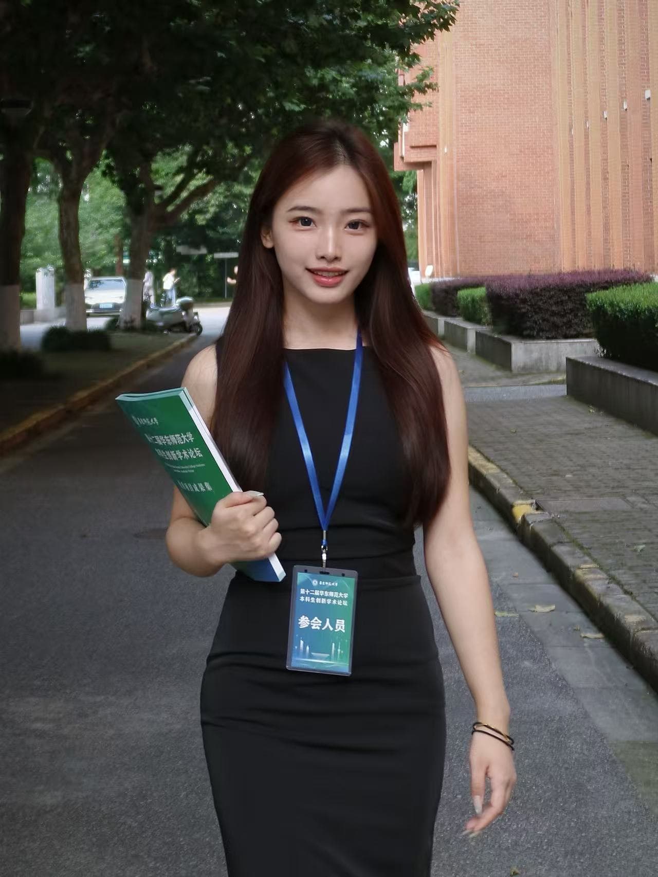 伍冠睿参加学术论坛时的个人照片